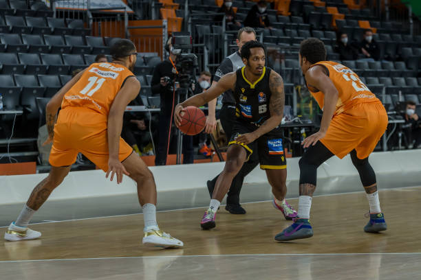 以加泰罗尼 以加泰罗尼